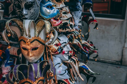 Una vibrante exhibición de máscaras de carnaval venecianas tradicionales que muestran diseños intrincados.